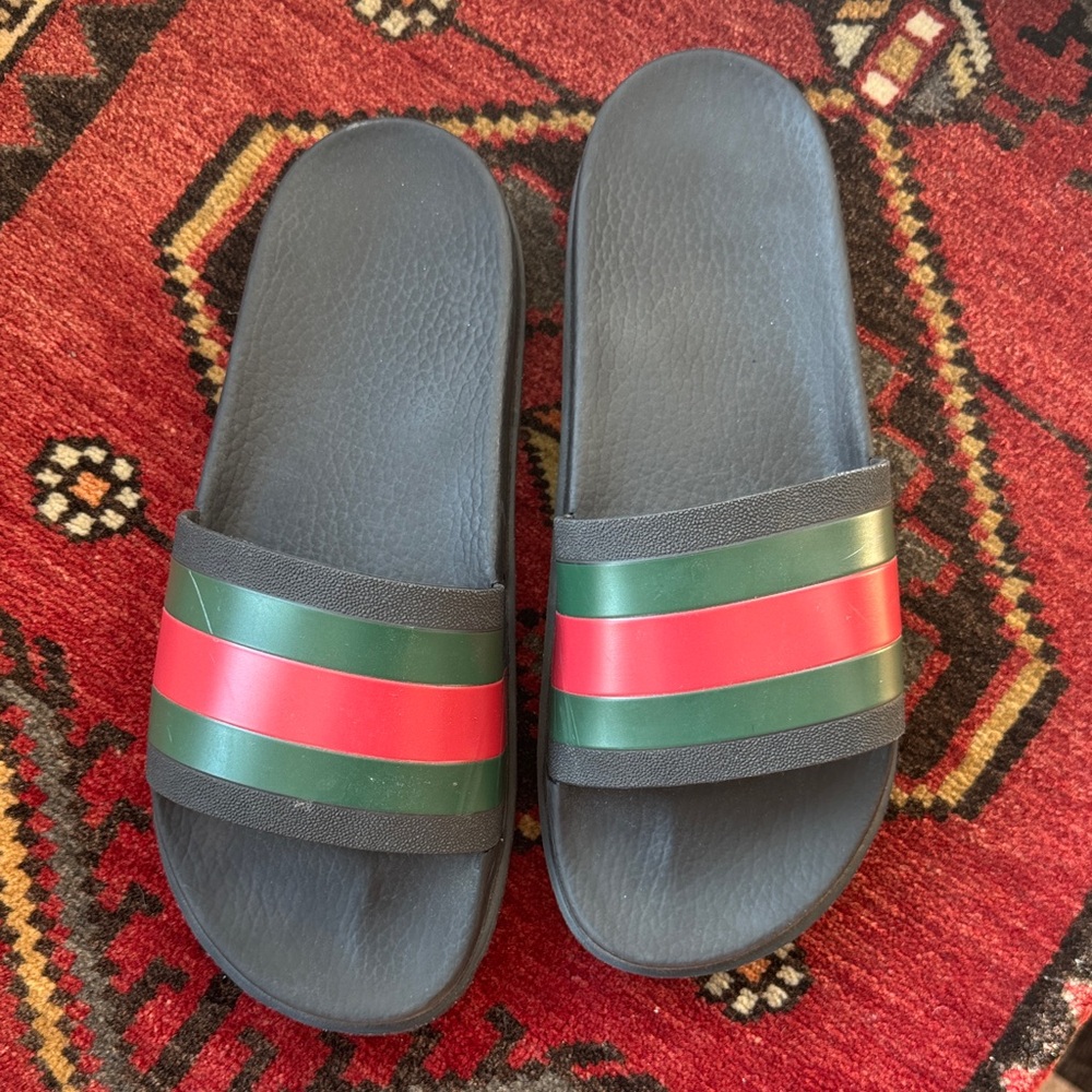 🎈NEW LISTING🎈 GUCCI🎈 PURSUIT SLIDES 🎈 BLACK 🎈 9